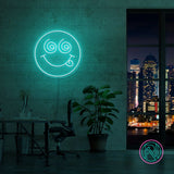 Skap en spennende stemning med vårt 'crazy face' led-neonskilt. Perfekt for å legge til et lekent og dristig preg på ethvert rom, dette neonskiltet kombinerer morsom design med levende lys for å skape en unik og fengende atmosfære. Velg din favorittfarge og gi rommet et snev av galskap.