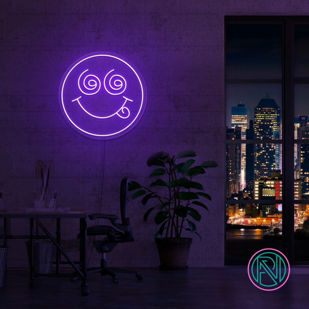 Skap en spennende stemning med vårt 'crazy face' led-neonskilt. Perfekt for å legge til et lekent og dristig preg på ethvert rom, dette neonskiltet kombinerer morsom design med levende lys for å skape en unik og fengende atmosfære. Velg din favorittfarge og gi rommet et snev av galskap.