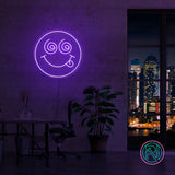 Skap en spennende stemning med vårt 'crazy face' led-neonskilt. Perfekt for å legge til et lekent og dristig preg på ethvert rom, dette neonskiltet kombinerer morsom design med levende lys for å skape en unik og fengende atmosfære. Velg din favorittfarge og gi rommet et snev av galskap.