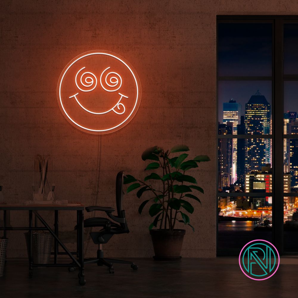Skap en spennende stemning med vårt 'smily emoji face' led-neonskilt. Perfekt for å legge til et lekent og dristig preg på ethvert rom, dette neonskiltet kombinerer morsom design med levende lys for å skape en unik og fengende atmosfære. Velg din favorittfarge og gi rommet et snev av galskap.