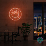 Skap en spennende stemning med vårt 'smily emoji face' led-neonskilt. Perfekt for å legge til et lekent og dristig preg på ethvert rom, dette neonskiltet kombinerer morsom design med levende lys for å skape en unik og fengende atmosfære. Velg din favorittfarge og gi rommet et snev av galskap.