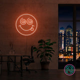 Skap en spennende stemning med vårt 'smily emoji face' led-neonskilt. Perfekt for å legge til et lekent og dristig preg på ethvert rom, dette neonskiltet kombinerer morsom design med levende lys for å skape en unik og fengende atmosfære. Velg din favorittfarge og gi rommet et snev av galskap.