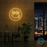 Skap en spennende stemning med vårt 'crazy face' led-neonskilt. Perfekt for å legge til et lekent og dristig preg på ethvert rom, dette neonskiltet kombinerer morsom design med levende lys for å skape en unik og fengende atmosfære. Velg din favorittfarge og gi rommet et snev av galskap.