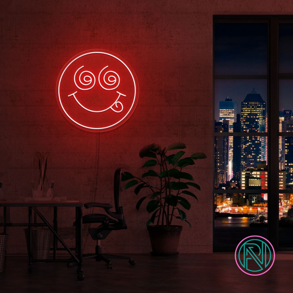 Skap en spennende stemning med vårt 'crazy face' led-neonskilt. Perfekt for å legge til et lekent og dristig preg på ethvert rom, dette neonskiltet kombinerer morsom design med levende lys for å skape en unik og fengende atmosfære. Velg din favorittfarge og gi rommet et snev av galskap.