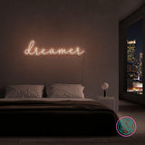 Gjør drømmene dine synlige med vårt 'dreamer' led neonskilt. Dette stilig skiltet er det perfekte tilskuddet til ditt kreative rom eller arbeidsområde, og gir en inspirerende glød i fargen du foretrekker. Mål på 88x21 cm sikrer at det gjør et markant inntrykk uten å ta over plassen.
