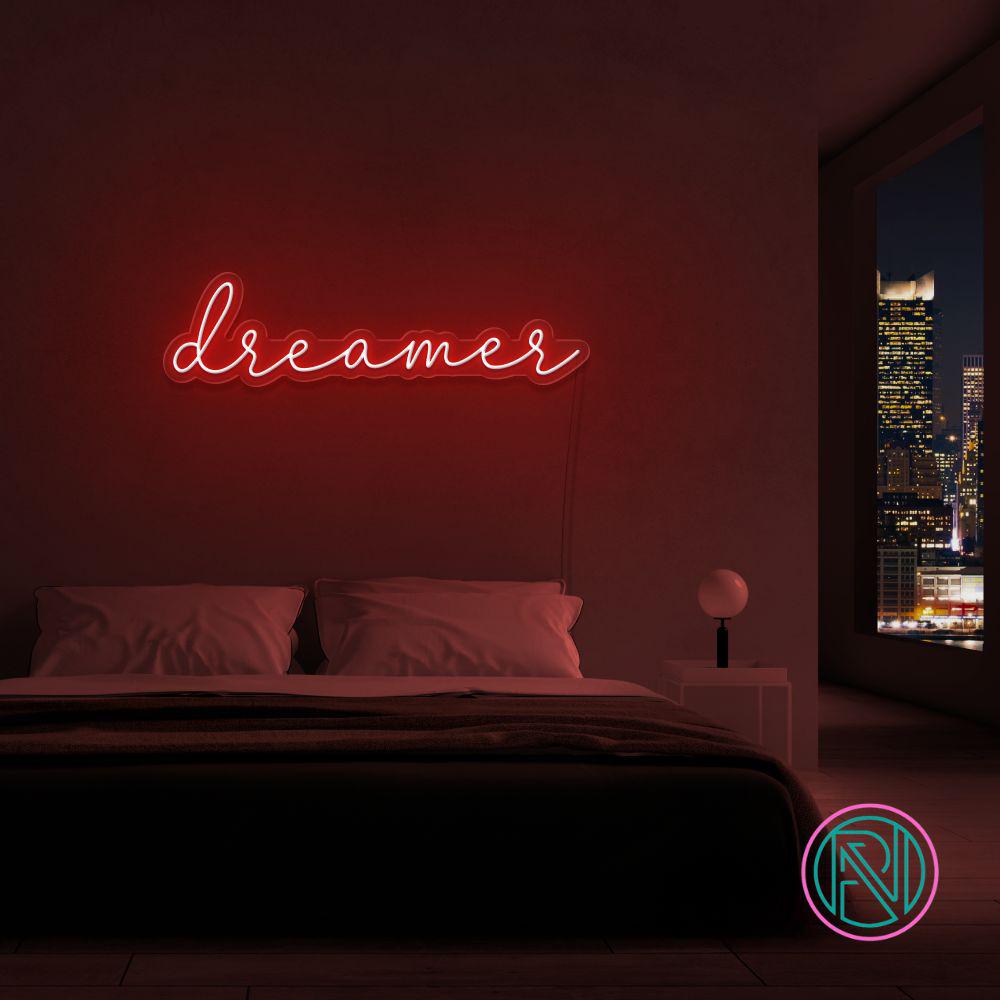 Gjør drømmene dine synlige med vårt 'dreamer' led neonskilt. Dette stilig skiltet er det perfekte tilskuddet til ditt kreative rom eller arbeidsområde, og gir en inspirerende glød i fargen du foretrekker. Mål på 88x21 cm sikrer at det gjør et markant inntrykk uten å ta over plassen.