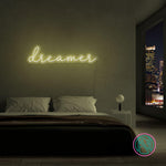 Gjør drømmene dine synlige med vårt 'dreamer' led neonskilt. Dette stilig skiltet er det perfekte tilskuddet til ditt kreative rom eller arbeidsområde, og gir en inspirerende glød i fargen du foretrekker. Mål på 88x21 cm sikrer at det gjør et markant inntrykk uten å ta over plassen.