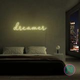 Gjør drømmene dine synlige med vårt 'dreamer' led neonskilt. Dette stilig skiltet er det perfekte tilskuddet til ditt kreative rom eller arbeidsområde, og gir en inspirerende glød i fargen du foretrekker. Mål på 88x21 cm sikrer at det gjør et markant inntrykk uten å ta over plassen.