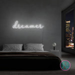 Gjør drømmene dine synlige med vårt 'dreamer' led neonskilt. Dette stilig skiltet er det perfekte tilskuddet til ditt kreative rom eller arbeidsområde, og gir en inspirerende glød i fargen du foretrekker. Mål på 88x21 cm sikrer at det gjør et markant inntrykk uten å ta over plassen.