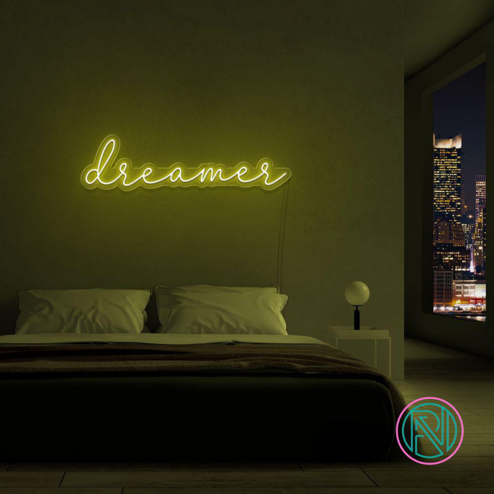Gjør drømmene dine synlige med vårt 'dreamer' led neonskilt. Dette stilig skiltet er det perfekte tilskuddet til ditt kreative rom eller arbeidsområde, og gir en inspirerende glød i fargen du foretrekker. Mål på 88x21 cm sikrer at det gjør et markant inntrykk uten å ta over plassen.