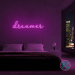 Gjør drømmene dine synlige med vårt 'dreamer' led neonskilt. Dette stilig skiltet er det perfekte tilskuddet til ditt kreative rom eller arbeidsområde, og gir en inspirerende glød i fargen du foretrekker. Mål på 88x21 cm sikrer at det gjør et markant inntrykk uten å ta over plassen.