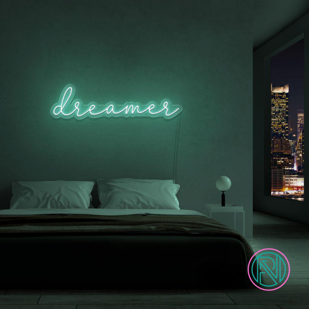 Gjør drømmene dine synlige med vårt 'dreamer' led neonskilt. Dette stilig skiltet er det perfekte tilskuddet til ditt kreative rom eller arbeidsområde, og gir en inspirerende glød i fargen du foretrekker. Mål på 88x21 cm sikrer at det gjør et markant inntrykk uten å ta over plassen.