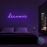 Gjør drømmene dine synlige med vårt 'dreamer' led neonskilt. Dette stilig skiltet er det perfekte tilskuddet til ditt kreative rom eller arbeidsområde, og gir en inspirerende glød i fargen du foretrekker. Mål på 88x21 cm sikrer at det gjør et markant inntrykk uten å ta over plassen.