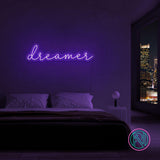 Gjør drømmene dine synlige med vårt 'dreamer' led neonskilt. Dette stilig skiltet er det perfekte tilskuddet til ditt kreative rom eller arbeidsområde, og gir en inspirerende glød i fargen du foretrekker. Mål på 88x21 cm sikrer at det gjør et markant inntrykk uten å ta over plassen.