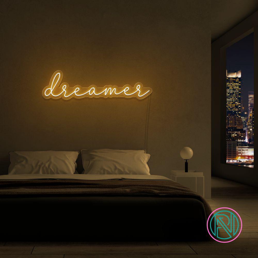 Gjør drømmene dine synlige med vårt 'dreamer' led neonskilt. Dette stilig skiltet er det perfekte tilskuddet til ditt kreative rom eller arbeidsområde, og gir en inspirerende glød i fargen du foretrekker. Mål på 88x21 cm sikrer at det gjør et markant inntrykk uten å ta over plassen.