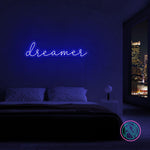 Gjør drømmene dine synlige med vårt 'dreamer' led neonskilt. Dette stilig skiltet er det perfekte tilskuddet til ditt kreative rom eller arbeidsområde, og gir en inspirerende glød i fargen du foretrekker. Mål på 88x21 cm sikrer at det gjør et markant inntrykk uten å ta over plassen.