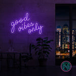 LED-neonskilt med «good vibes only», lilla lys, veggmontert