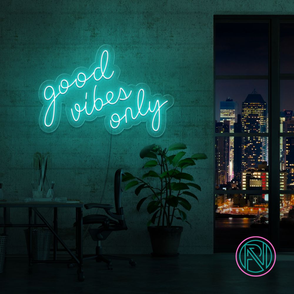 Skap en positiv atmosfære med vårt 'good vibes only' led neonskilt. Med muligheten til å velge din foretrukne farge, blir dette skiltet et stilig og personlig tillegg i ethvert rom. Det skaper en inspirerende og varm atmosfære som oppmuntrer til gode vibrasjoner og et positivt miljø, perfekt for både hjem og næringsliv.