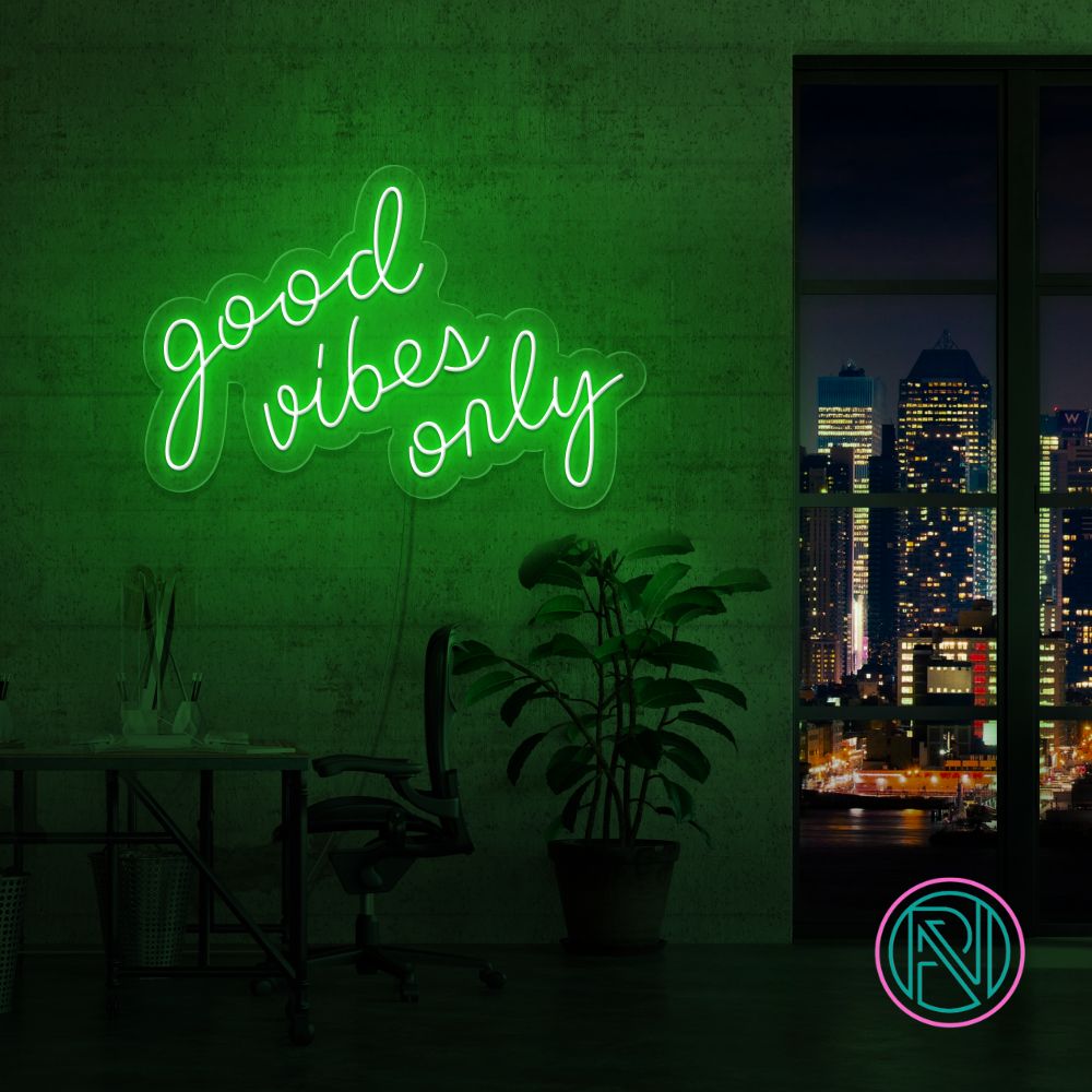 Skap en positiv atmosfære med vårt 'good vibes only' led neonskilt. Med muligheten til å velge din foretrukne farge, blir dette skiltet et stilig og personlig tillegg i ethvert rom. Det skaper en inspirerende og varm atmosfære som oppmuntrer til gode vibrasjoner og et positivt miljø, perfekt for både hjem og næringsliv.