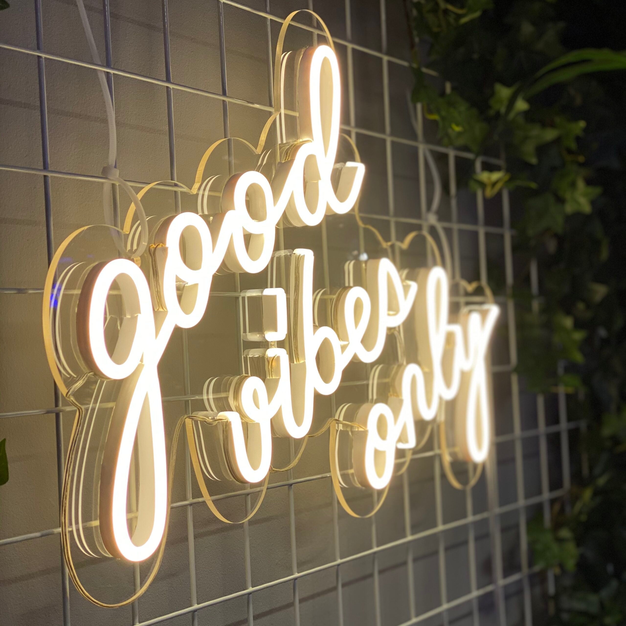 Skap en positiv atmosfære med vårt 'good vibes only' led neonskilt. Med muligheten til å velge din foretrukne farge, blir dette skiltet et stilig og personlig tillegg i ethvert rom. Det skaper en inspirerende og varm atmosfære som oppmuntrer til gode vibrasjoner og et positivt miljø, perfekt for både hjem og næringsliv.