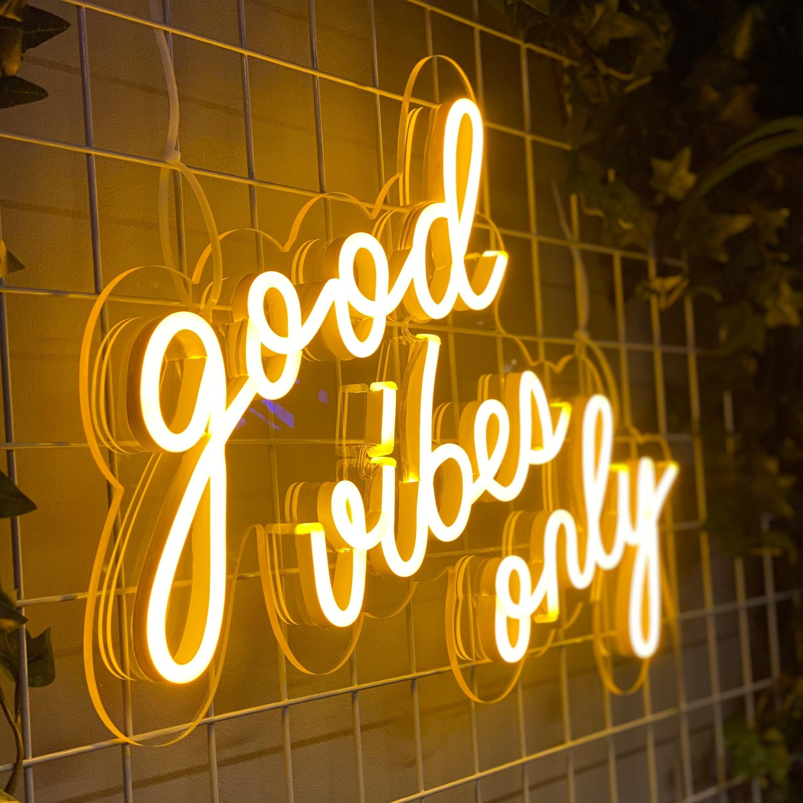 Skap en positiv atmosfære med vårt 'good vibes only' led neonskilt. Med muligheten til å velge din foretrukne farge, blir dette skiltet et stilig og personlig tillegg i ethvert rom. Det skaper en inspirerende og varm atmosfære som oppmuntrer til gode vibrasjoner og et positivt miljø, perfekt for både hjem og næringsliv.