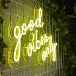 LED-neonskilt «good vibes only» i limegrønt lys