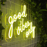 LED-neonskilt «good vibes only» i limegrønt lys