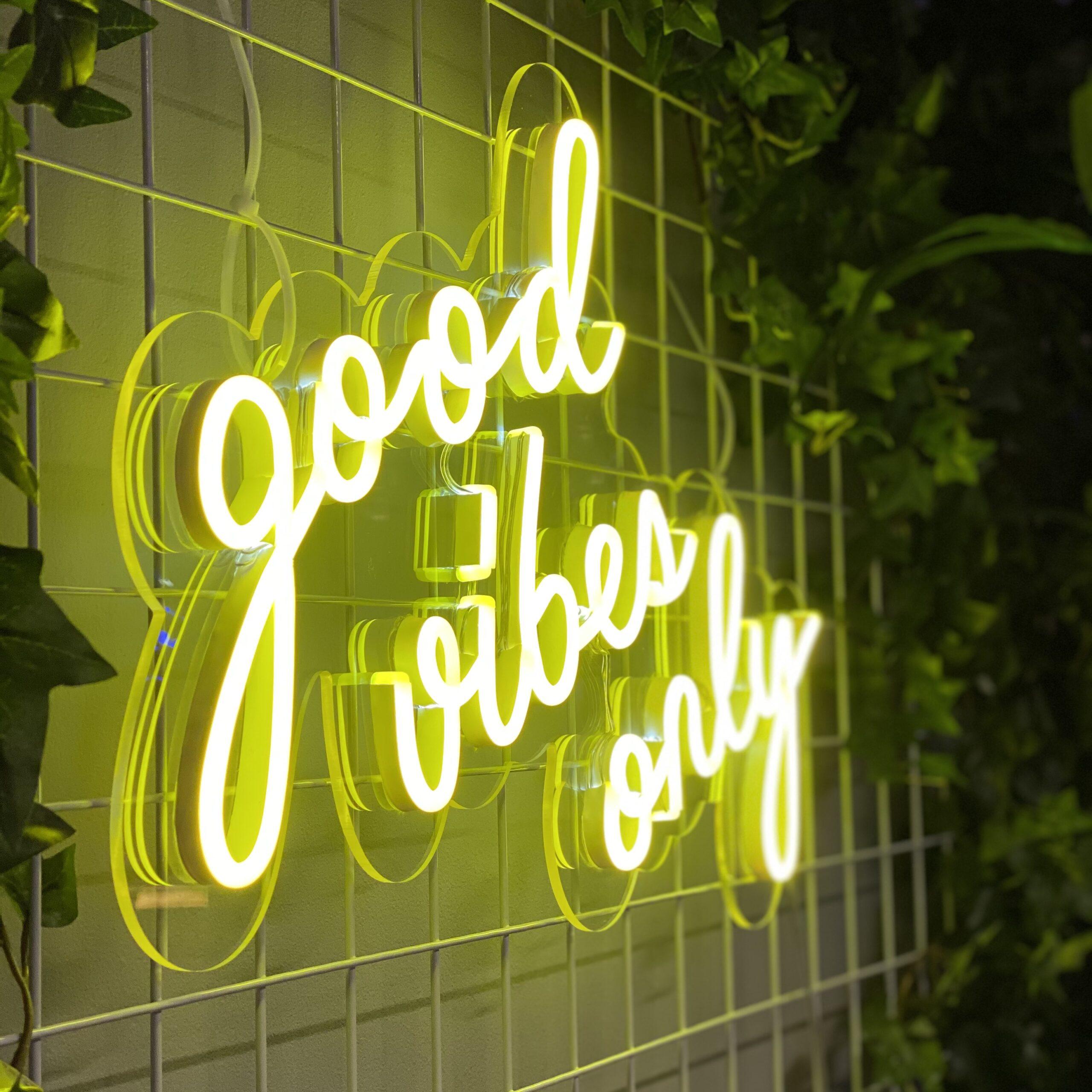 Skap en positiv atmosfære med vårt 'good vibes only' led neonskilt. Med muligheten til å velge din foretrukne farge, blir dette skiltet et stilig og personlig tillegg i ethvert rom. Det skaper en inspirerende og varm atmosfære som oppmuntrer til gode vibrasjoner og et positivt miljø, perfekt for både hjem og næringsliv.