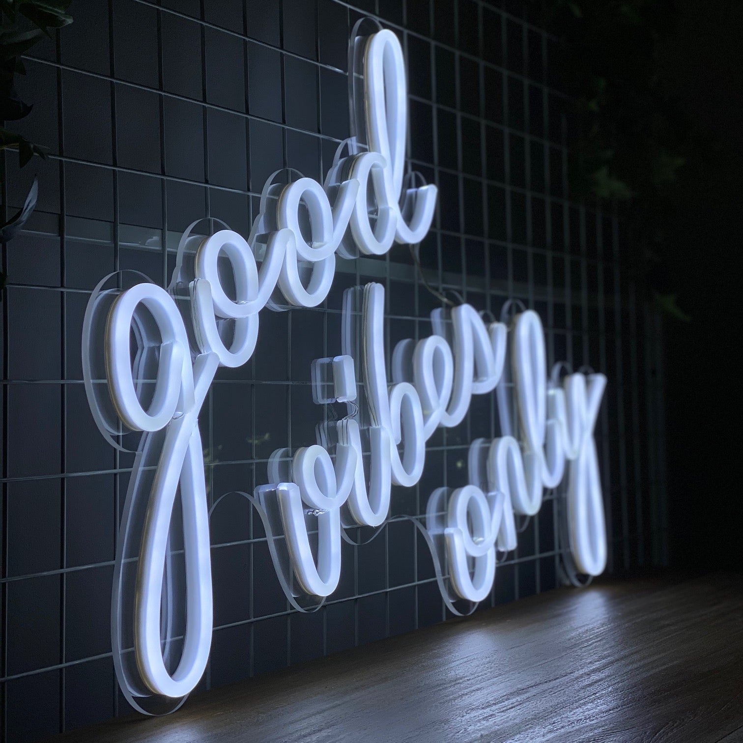 Skap en positiv atmosfære med vårt 'good vibes only' led neonskilt. Med muligheten til å velge din foretrukne farge, blir dette skiltet et stilig og personlig tillegg i ethvert rom. Det skaper en inspirerende og varm atmosfære som oppmuntrer til gode vibrasjoner og et positivt miljø, perfekt for både hjem og næringsliv.