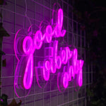 LED-neonskilt «good vibes only» i magentarosa lys
