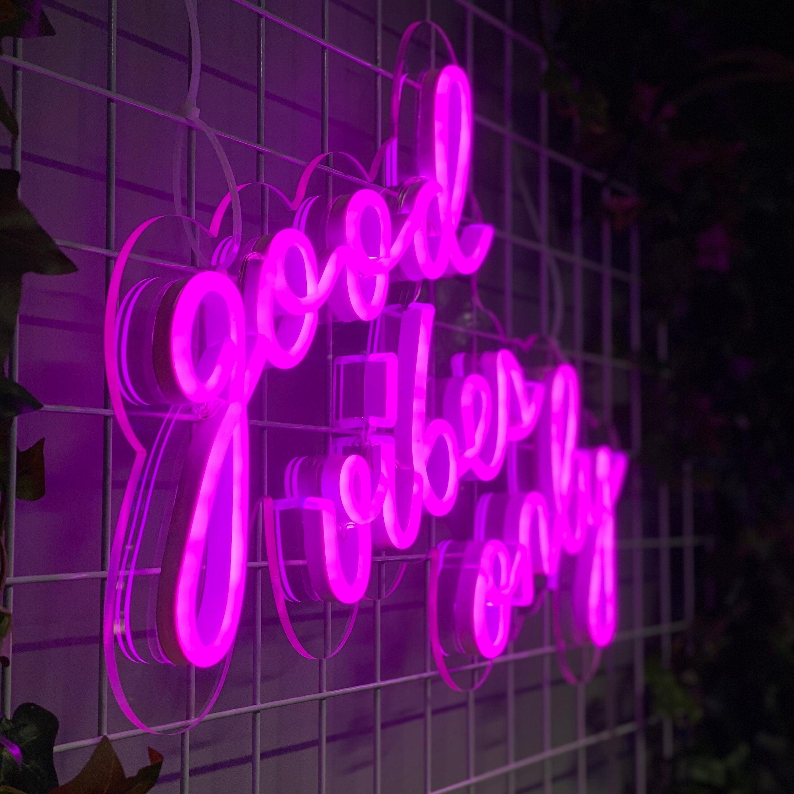 Skap en positiv atmosfære med vårt 'good vibes only' led neonskilt. Med muligheten til å velge din foretrukne farge, blir dette skiltet et stilig og personlig tillegg i ethvert rom. Det skaper en inspirerende og varm atmosfære som oppmuntrer til gode vibrasjoner og et positivt miljø, perfekt for både hjem og næringsliv.