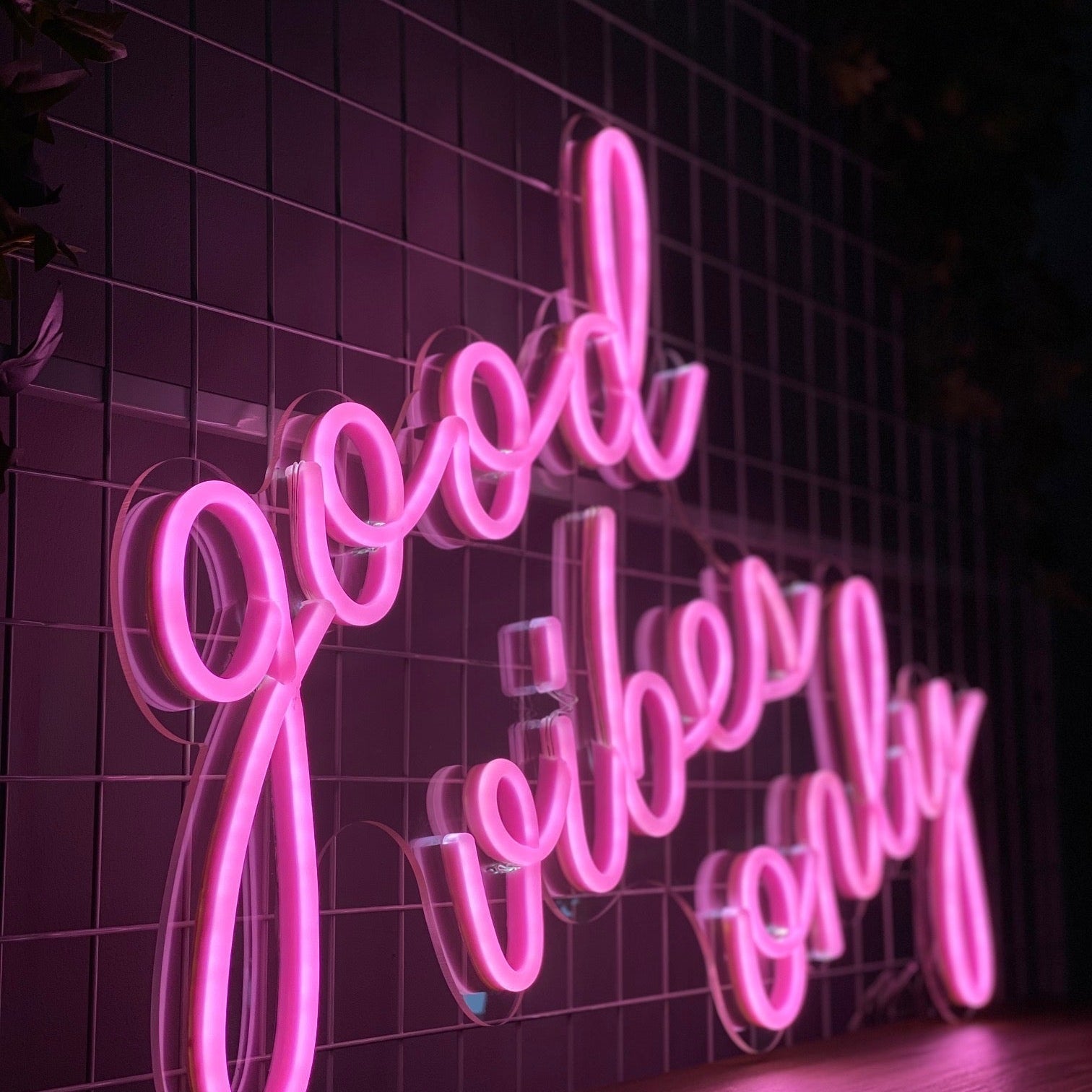 Skap en positiv atmosfære med vårt 'good vibes only' led neonskilt. Med muligheten til å velge din foretrukne farge, blir dette skiltet et stilig og personlig tillegg i ethvert rom. Det skaper en inspirerende og varm atmosfære som oppmuntrer til gode vibrasjoner og et positivt miljø, perfekt for både hjem og næringsliv.