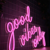 LED-neonskilt «good vibes only» i rosa lys