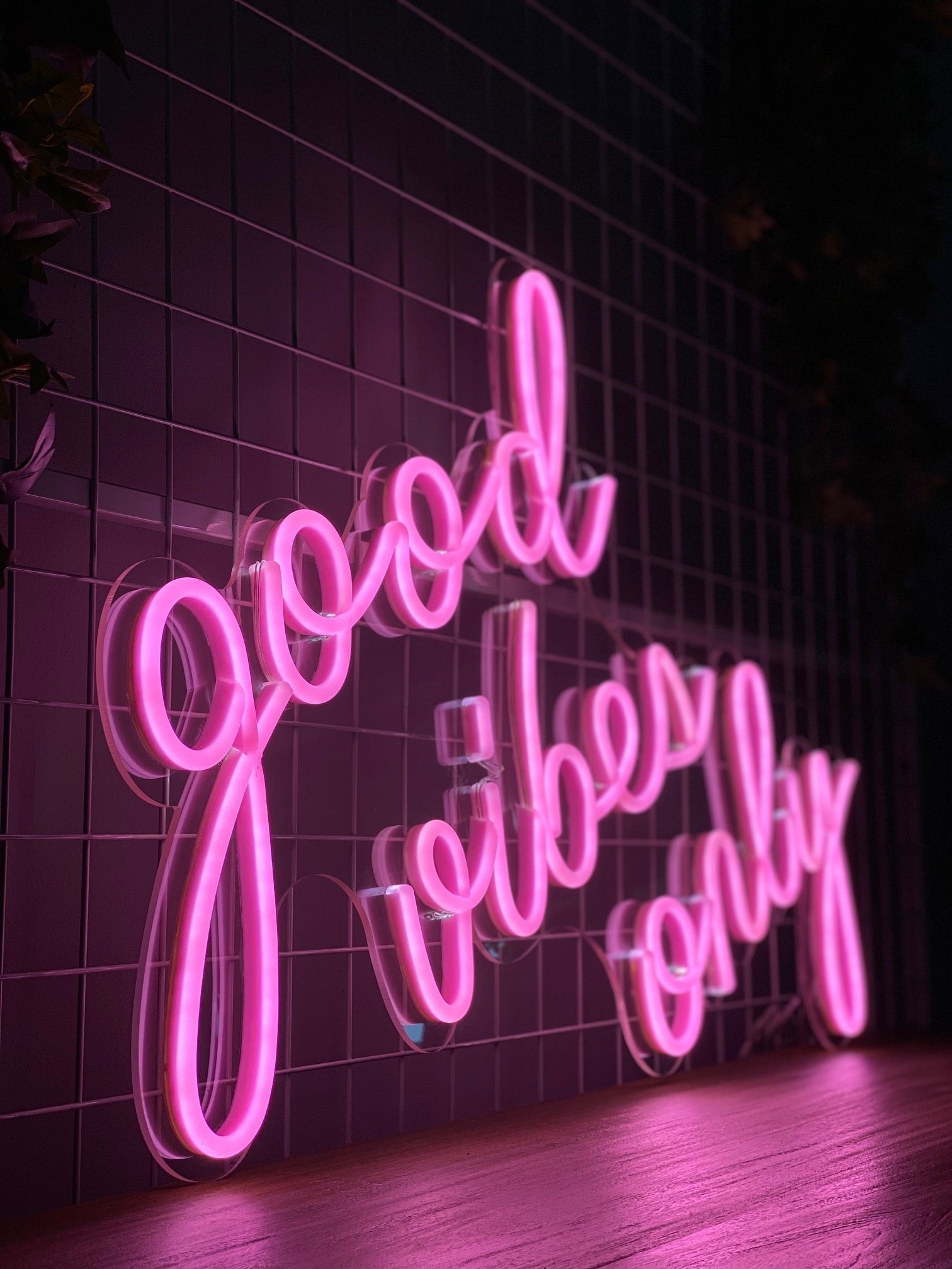 LED-neonskilt «good vibes only» i rosa lys