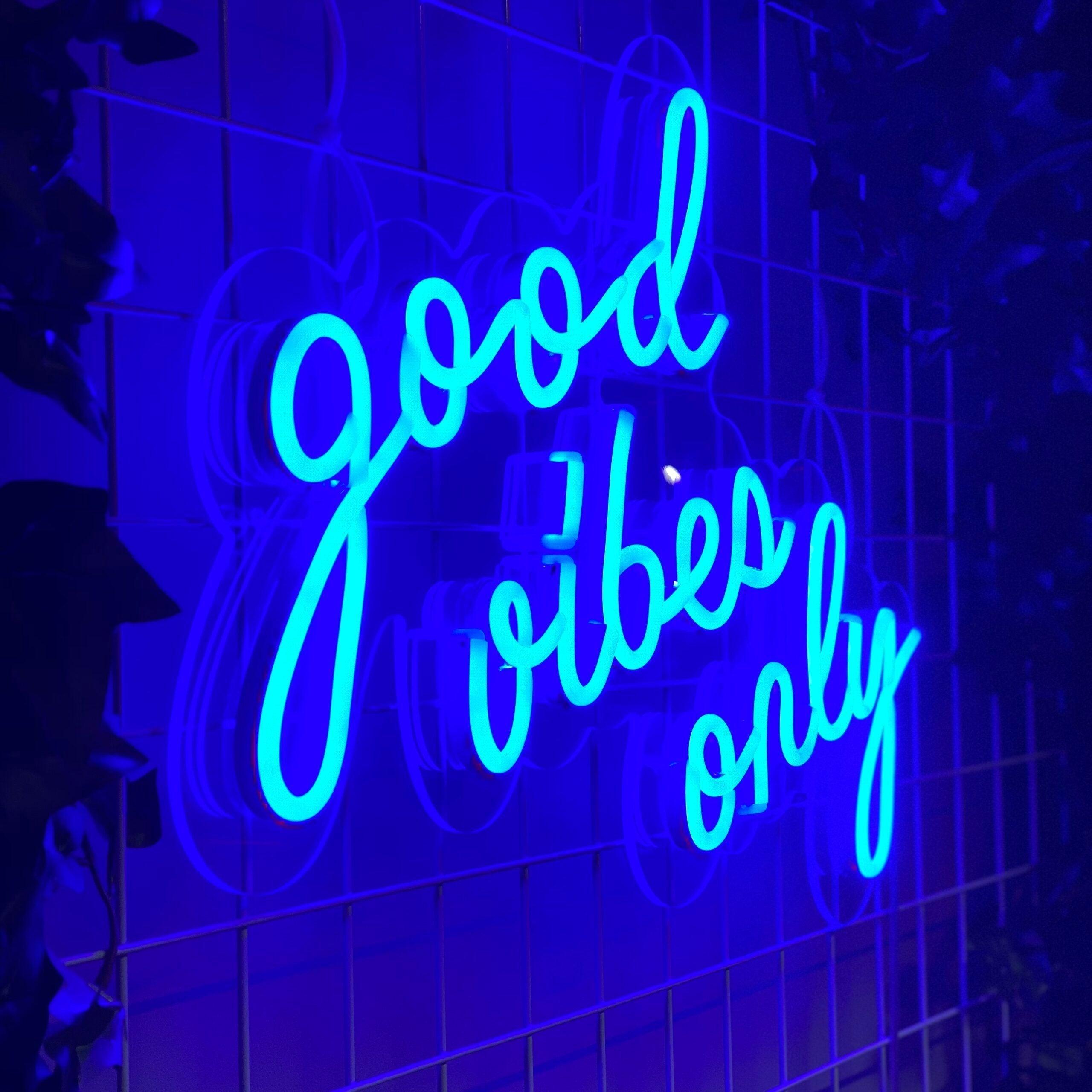 Skap en positiv atmosfære med vårt 'good vibes only' led neonskilt. Med muligheten til å velge din foretrukne farge, blir dette skiltet et stilig og personlig tillegg i ethvert rom. Det skaper en inspirerende og varm atmosfære som oppmuntrer til gode vibrasjoner og et positivt miljø, perfekt for både hjem og næringsliv.