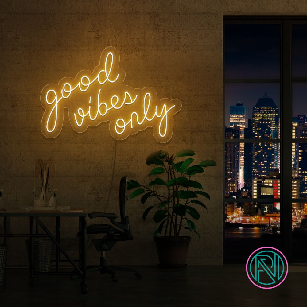 Skap en positiv og inspirerende stemning med vårt 'good vibes only' led neonskilt. Dette skiltet er ideelt for å lyse opp hjemmet eller kontoret, og signaliserer en atmosfære fylt med gode vibrasjoner. Iøynefallende og trendy, det er det perfekte tilskuddet til et moderne interiør.