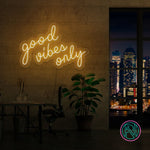 Skap en positiv og inspirerende stemning med vårt 'good vibes only' led neonskilt. Dette skiltet er ideelt for å lyse opp hjemmet eller kontoret, og signaliserer en atmosfære fylt med gode vibrasjoner. Iøynefallende og trendy, det er det perfekte tilskuddet til et moderne interiør.