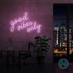 Skap en positiv og inspirerende stemning med vårt 'good vibes only' led neonskilt. Dette skiltet er ideelt for å lyse opp hjemmet eller kontoret, og signaliserer en atmosfære fylt med gode vibrasjoner. Iøynefallende og trendy, det er det perfekte tilskuddet til et moderne interiør.