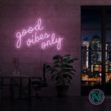 Skap en positiv og inspirerende stemning med vårt 'good vibes only' led neonskilt. Dette skiltet er ideelt for å lyse opp hjemmet eller kontoret, og signaliserer en atmosfære fylt med gode vibrasjoner. Iøynefallende og trendy, det er det perfekte tilskuddet til et moderne interiør.