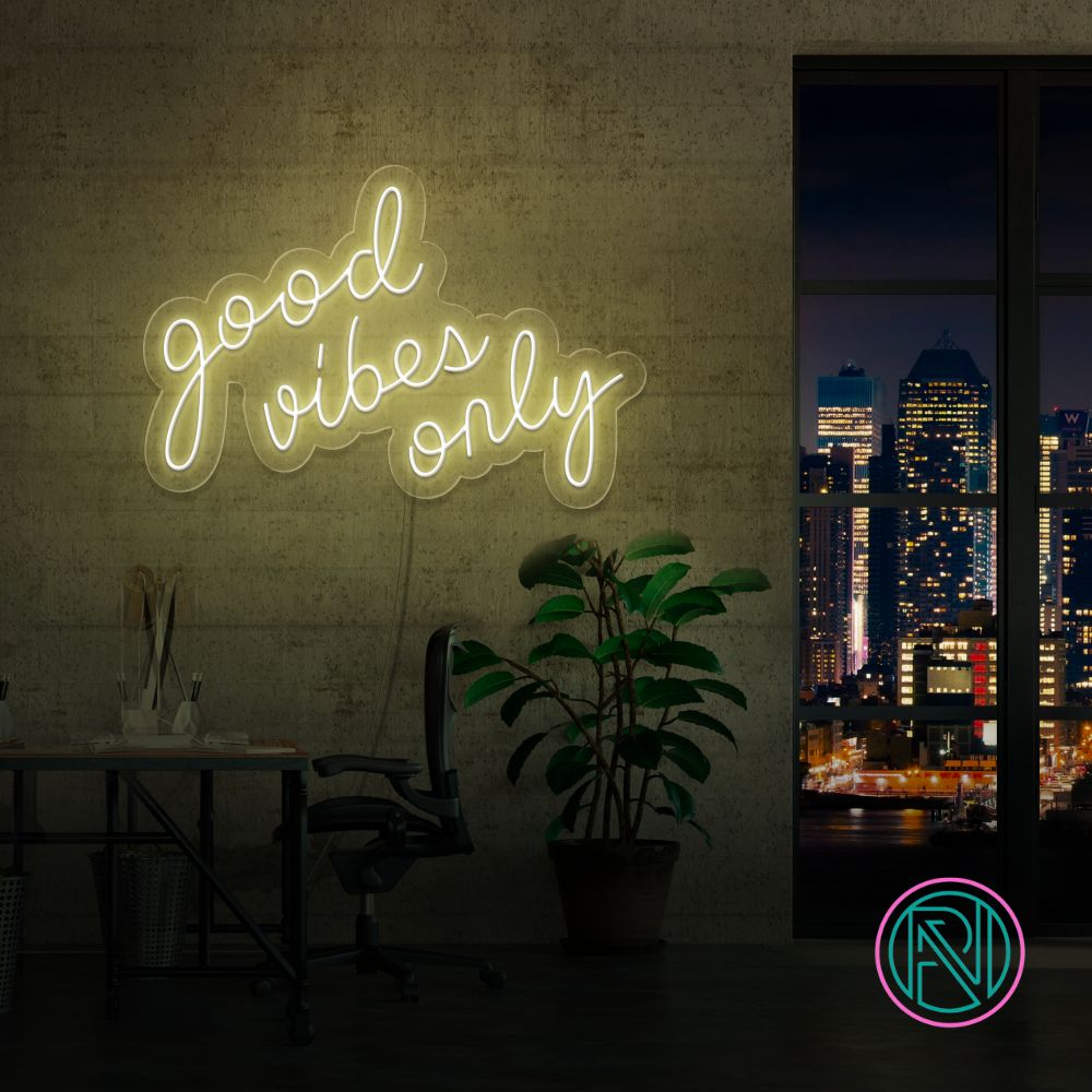 Skap en positiv og inspirerende stemning med vårt 'good vibes only' led neonskilt. Dette skiltet er ideelt for å lyse opp hjemmet eller kontoret, og signaliserer en atmosfære fylt med gode vibrasjoner. Iøynefallende og trendy, det er det perfekte tilskuddet til et moderne interiør.