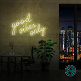 Skap en positiv og inspirerende stemning med vårt 'good vibes only' led neonskilt. Dette skiltet er ideelt for å lyse opp hjemmet eller kontoret, og signaliserer en atmosfære fylt med gode vibrasjoner. Iøynefallende og trendy, det er det perfekte tilskuddet til et moderne interiør.