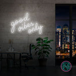 Skap en positiv og inspirerende stemning med vårt 'good vibes only' led neonskilt. Dette skiltet er ideelt for å lyse opp hjemmet eller kontoret, og signaliserer en atmosfære fylt med gode vibrasjoner. Iøynefallende og trendy, det er det perfekte tilskuddet til et moderne interiør.