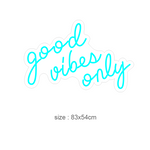 Skap en positiv og inspirerende stemning med vårt 'good vibes only' led neonskilt. Dette skiltet er ideelt for å lyse opp hjemmet eller kontoret, og signaliserer en atmosfære fylt med gode vibrasjoner. Iøynefallende og trendy, det er det perfekte tilskuddet til et moderne interiør.