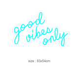 Skap en positiv og inspirerende stemning med vårt 'good vibes only' led neonskilt. Dette skiltet er ideelt for å lyse opp hjemmet eller kontoret, og signaliserer en atmosfære fylt med gode vibrasjoner. Iøynefallende og trendy, det er det perfekte tilskuddet til et moderne interiør.