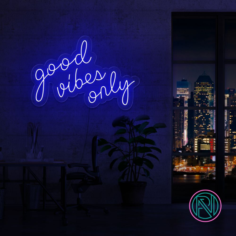 Skap en positiv og inspirerende stemning med vårt 'good vibes only' led neonskilt. Dette skiltet er ideelt for å lyse opp hjemmet eller kontoret, og signaliserer en atmosfære fylt med gode vibrasjoner. Iøynefallende og trendy, det er det perfekte tilskuddet til et moderne interiør.