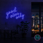 Skap en positiv og inspirerende stemning med vårt 'good vibes only' led neonskilt. Dette skiltet er ideelt for å lyse opp hjemmet eller kontoret, og signaliserer en atmosfære fylt med gode vibrasjoner. Iøynefallende og trendy, det er det perfekte tilskuddet til et moderne interiør.