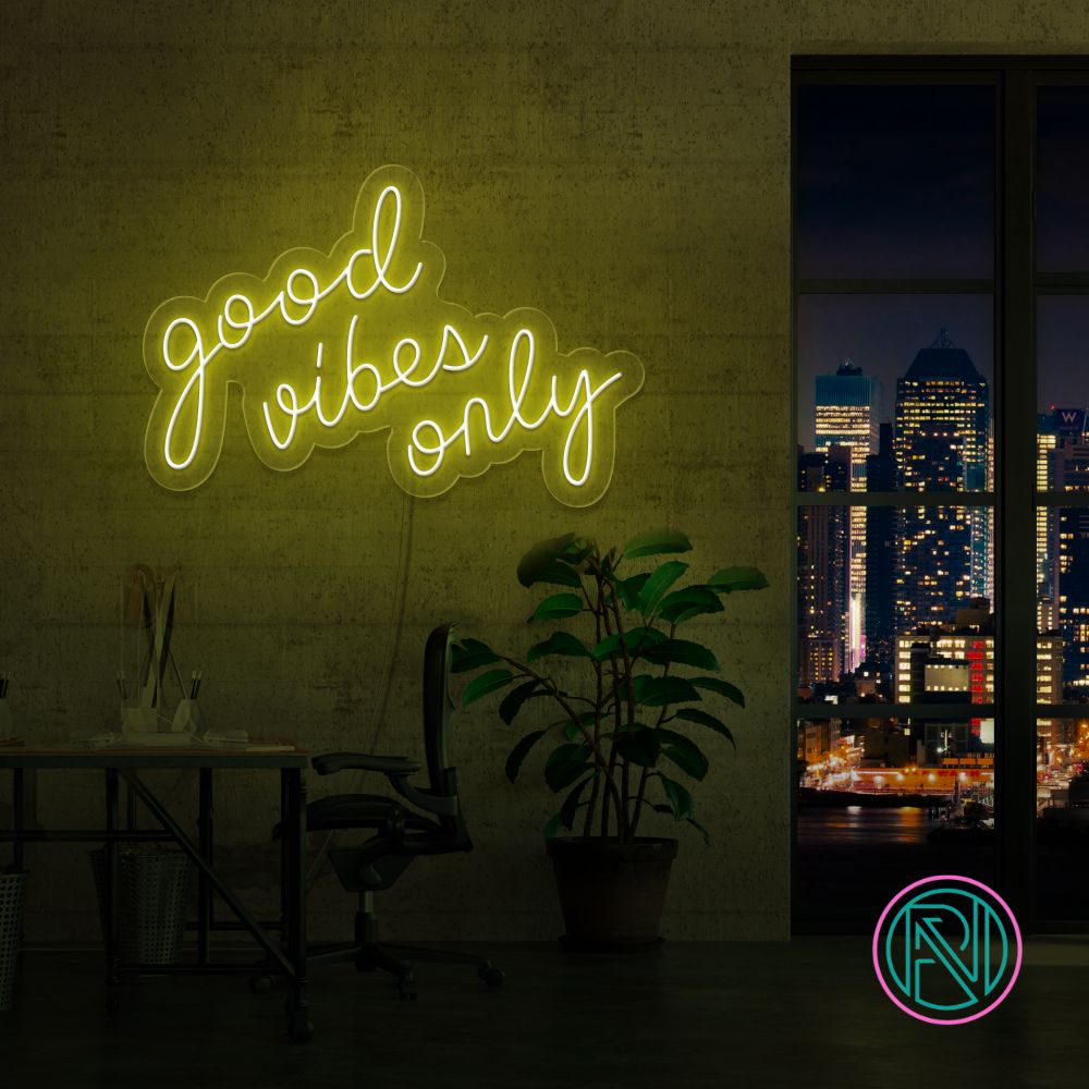 Skap en positiv og inspirerende stemning med vårt 'good vibes only' led neonskilt. Dette skiltet er ideelt for å lyse opp hjemmet eller kontoret, og signaliserer en atmosfære fylt med gode vibrasjoner. Iøynefallende og trendy, det er det perfekte tilskuddet til et moderne interiør.