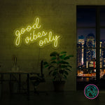 Skap en positiv og inspirerende stemning med vårt 'good vibes only' led neonskilt. Dette skiltet er ideelt for å lyse opp hjemmet eller kontoret, og signaliserer en atmosfære fylt med gode vibrasjoner. Iøynefallende og trendy, det er det perfekte tilskuddet til et moderne interiør.