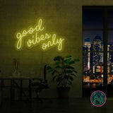 Skap en positiv og inspirerende stemning med vårt 'good vibes only' led neonskilt. Dette skiltet er ideelt for å lyse opp hjemmet eller kontoret, og signaliserer en atmosfære fylt med gode vibrasjoner. Iøynefallende og trendy, det er det perfekte tilskuddet til et moderne interiør.