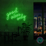Skap en positiv og inspirerende stemning med vårt 'good vibes only' led neonskilt. Dette skiltet er ideelt for å lyse opp hjemmet eller kontoret, og signaliserer en atmosfære fylt med gode vibrasjoner. Iøynefallende og trendy, det er det perfekte tilskuddet til et moderne interiør.